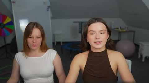 Snapshot of juicy_secrets_054 chatting on April 24, 2:52 pm Elza online show from April 24, 2:52 pm