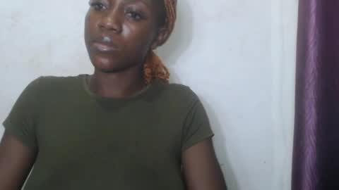 Snapshot of juicyberryx chatting on June 8, 1:28 am queen online show from June 8, 1:28 am