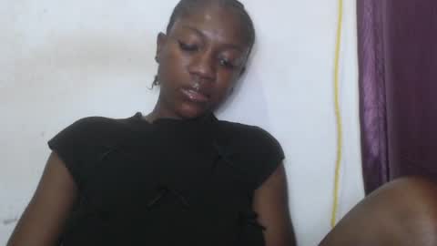Snapshot of juicyberryx chatting on June 21, 9:17 pm queen online show from June 21, 9:17 pm