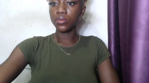 Snapshot of juicyberryx chatting on July 3, 9:37 am queen online show from July 3, 9:37 am