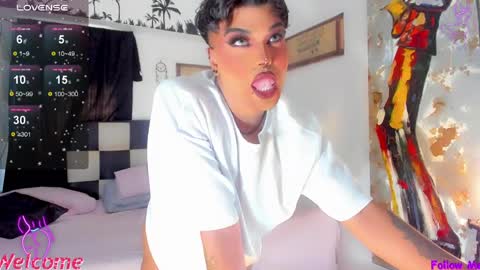 Snapshot of jujubee_lander chatting on April 22, 9:05 pm Jujubee online show from April 22, 9:05 pm
