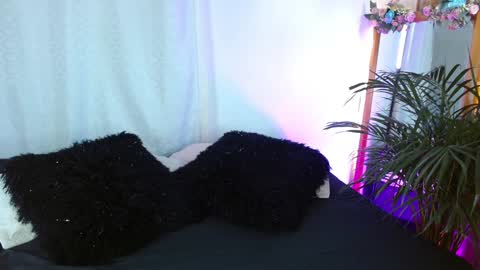 Jules and Gia online show from January 12, 1:58 pm