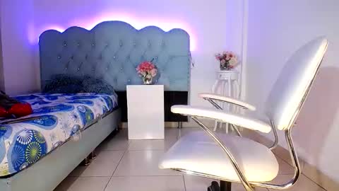 Snapshot of jules_silver02 chatting on December 18, 8:59 pm Jules online show from December 18, 8:59 pm