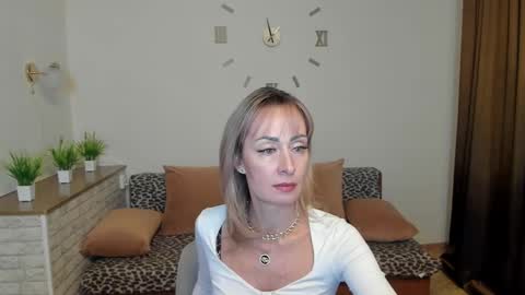 Snapshot of julia__cherry_ chatting on December 6, 9:02 pm julia__cherry_ online show from December 6, 9:02 pm