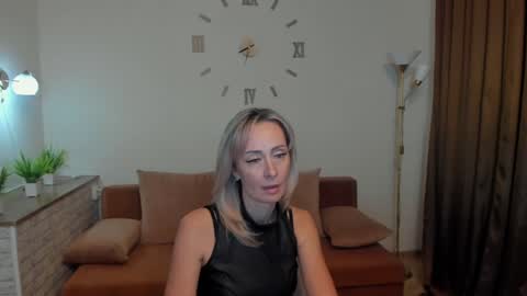 Snapshot of julia__cherry_ chatting on February 7, 3:52 pm julia__cherry_ online show from February 7, 3:52 pm