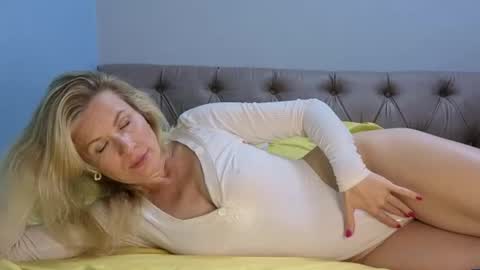 Snapshot of julia_giulia chatting on October 30, 8:31 pm julia_giulia online show from October 30, 8:31 pm