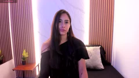 J U L IA   M A R T I N E Z online show from February 10, 11:36 am