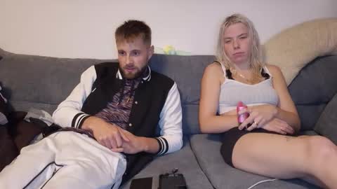 julia_official online show from October 17, 7:38 pm