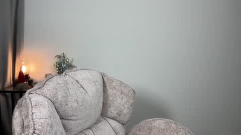 Julia R Le online show from December 23, 6:16 pm