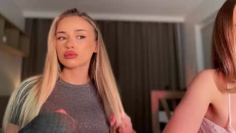 Julia R Le online show from November 12, 11:47 pm