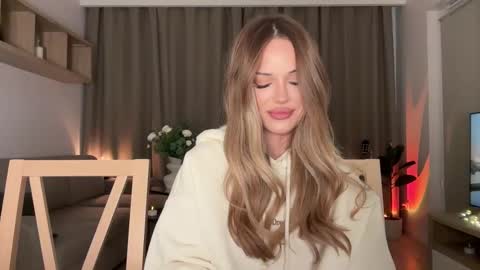 Julia R Le online show from November 28, 10:56 pm