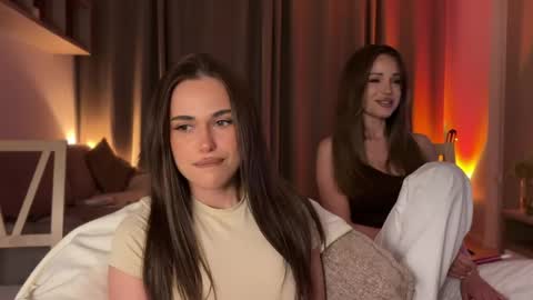 Julia R Le online show from May 18, 8:36 pm