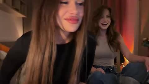 Julia R Le online show from June 12, 9:03 pm
