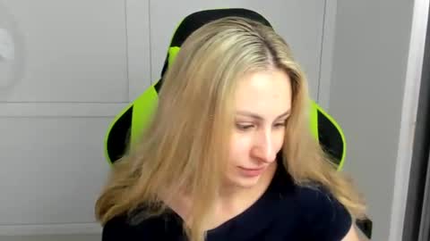 Snapshot of julia_sunshinee chatting on July 3, 7:48 am Julia online show from July 3, 7:48 am