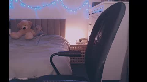 julialiones online show from January 31, 5:53 pm