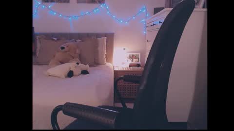 julialiones online show from November 30, 4:33 pm