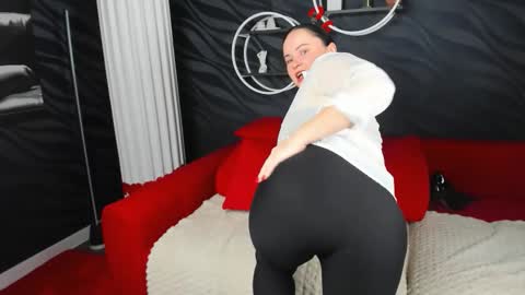 juliamillss online show from September 18, 12:23 am