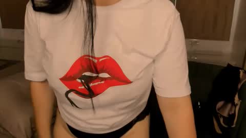 juliamillss online show from November 21, 12:21 am