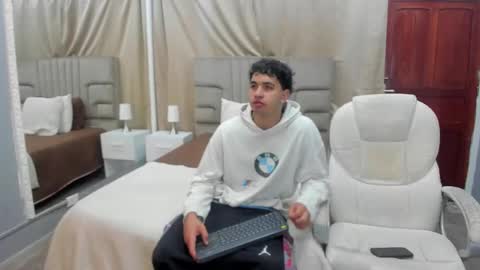 Snapshot of julian_billy chatting on February 16, 12:10 pm julian billy online show from February 16, 12:10 pm