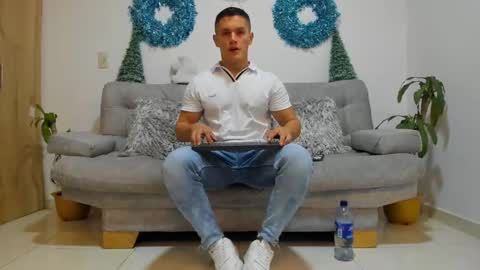 julian_wallace online show from December 20, 9:39 pm