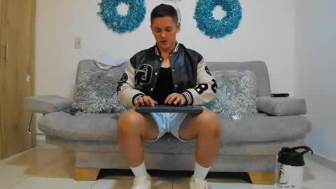 julian_wallace online show from January 13, 1:56 am