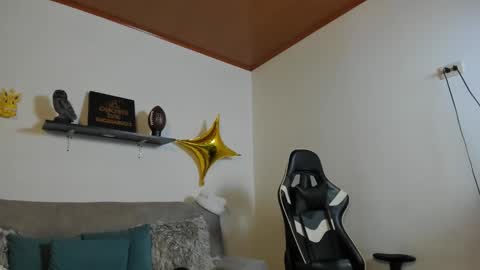 julian_wallace online show from November 21, 4:16 pm