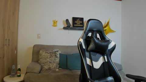 julian_wallace online show from November 29, 2:31 pm