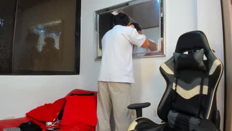 julian_wallace online show from February 7, 7:50 pm