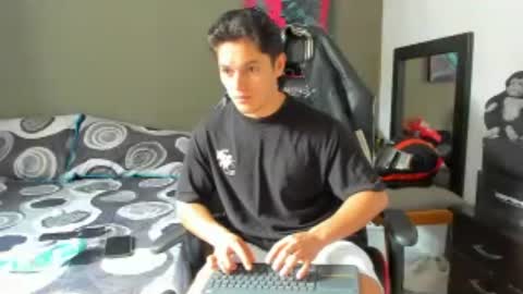 julian_wallace1 online show from June 17, 1:12 pm