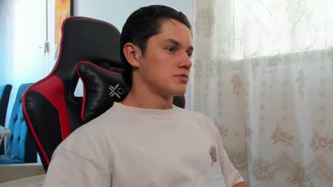 julian_wallace1 online show from June 19, 7:06 pm