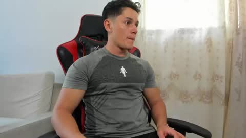 julian_wallace1 online show from July 7, 5:28 pm