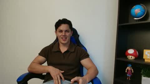 julian_wallace1 online show from July 17, 6:35 pm
