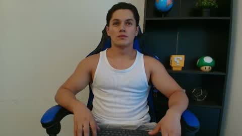 julian_wallace1 online show from July 25, 9:45 pm