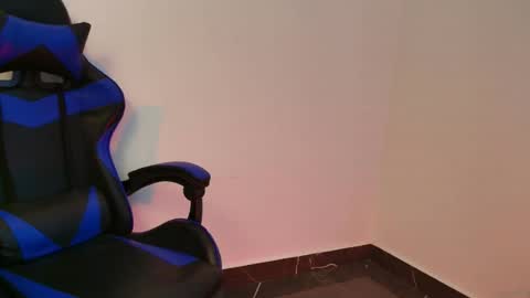 julian_wallace1 online show from July 28, 6:53 pm