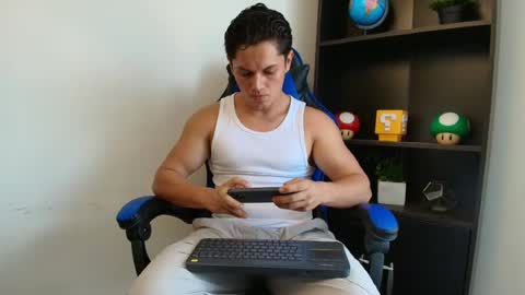 julian_wallace1 online show from July 28, 8:52 pm