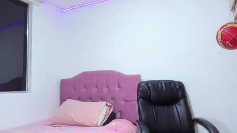 Snapshot of juliana_aristizabal_ chatting on October 19, 12:11 am juliana Aristizabal online show from October 19, 12:11 am