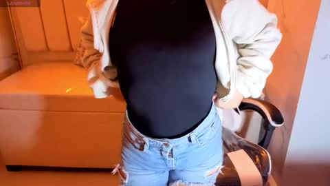 Snapshot of juliana_tx chatting on December 4, 3:05 am Online 2200 to 600 online show from December 4, 3:05 am