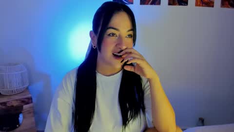 Snapshot of julianags_ chatting on October 23, 9:57 pm Ana Maria online show from October 23, 9:57 pm