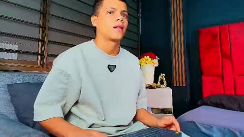 Snapshot of juliansterling___ chatting on June 15, 7:16 pm JULIAN STEARLING online show from June 15, 7:16 pm