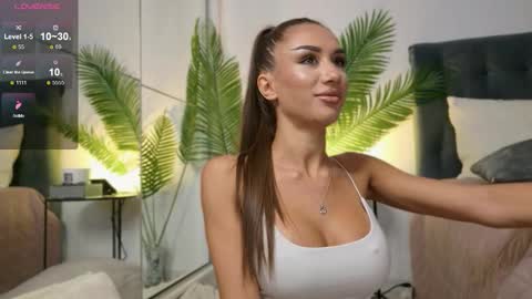 JuliaQuin online show from October 6, 2:20 am