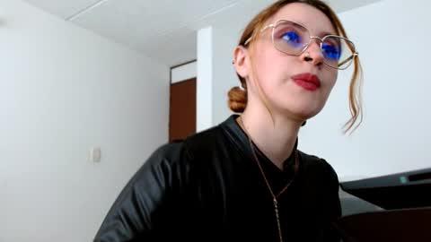 Snapshot of julie_autmn_ chatting on March 1, 5:04 pm yules online show from March 1, 5:04 pm