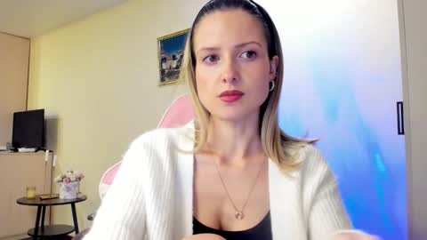 Julie online show from October 19, 4:51 pm