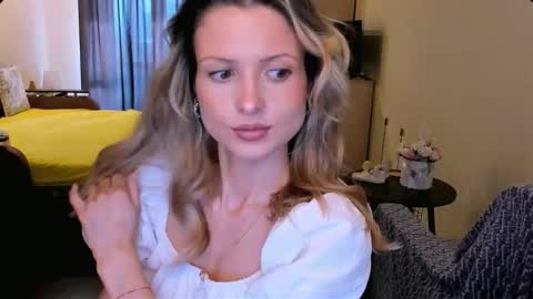 Snapshot of julie_flores chatting on February 15, 7:51 am Julie online show from February 15, 7:51 am