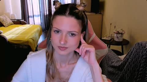 Snapshot of julie_flores chatting on February 20, 6:19 am Julie online show from February 20, 6:19 am