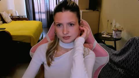 Snapshot of julie_flores chatting on March 6, 4:31 am Julie online show from March 6, 4:31 am