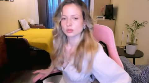 Snapshot of julie_flores chatting on July 7, 6:47 am Julie online show from July 7, 6:47 am