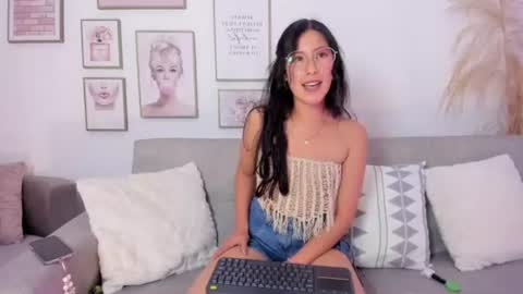 Snapshot of juliee_ross chatting on June 18, 1:37 pm juliee_ross online show from June 18, 1:37 pm