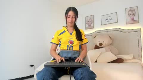 Snapshot of juliee_ross chatting on July 7, 12:31 pm juliee_ross online show from July 7, 12:31 pm
