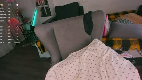 Snapshot of juliet_schoolgirl chatting on July 14, 1:52 am Juliet online show from July 14, 1:52 am