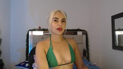 julieta__fox_ online show from December 24, 7:28 am